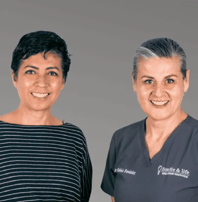 Dentista cualificado en compañía de paciente. Dentistas cerca de mi siempre