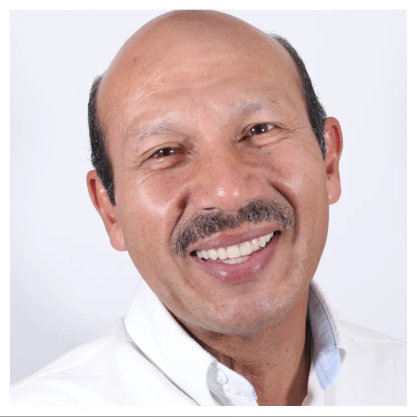 Paciente feliz con su tratamiento de prótesis en clínica dental Smile & life® de Aguascalientes. Opinión de éxito